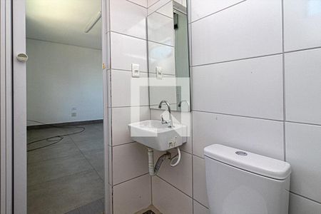 banheiro social de kitnet/studio para alugar com 1 quarto, 27m² em Jardim Seckler, São Paulo