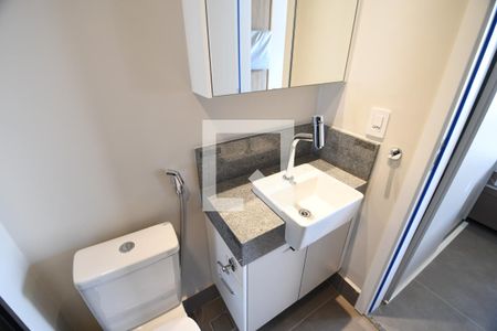 Banheiro de kitnet/studio para alugar com 1 quarto, 17m² em Cidade Universitária, Campinas