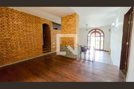 Sala de casa à venda com 3 quartos, 232m² em Braúnas, Belo Horizonte