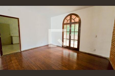 Sala de casa à venda com 3 quartos, 232m² em Braúnas, Belo Horizonte