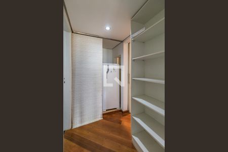 Closet de apartamento à venda com 1 quarto, 54m² em Alphaville Industrial, Barueri