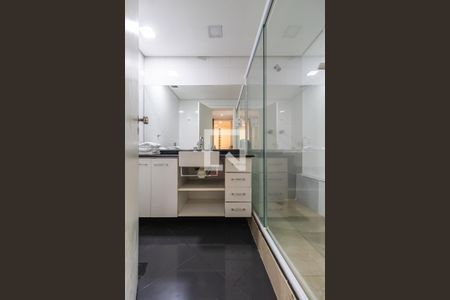 Banheiro de apartamento à venda com 1 quarto, 54m² em Alphaville Industrial, Barueri