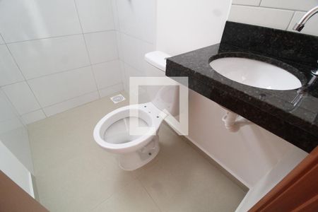 Banheiro do Quarto 1 de apartamento para alugar com 2 quartos, 49m² em Jardim Holanda, Uberlândia