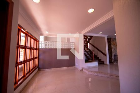 Sala de casa de condomínio para alugar com 4 quartos, 386m² em Morada das Flores (aldeia da Serra), Barueri