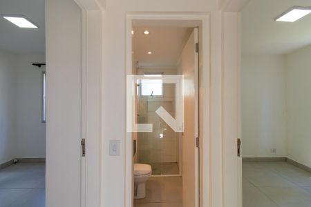 Corredor entre quartos e banheiro de apartamento para alugar com 2 quartos, 53m² em Jardim Leonor, Cotia