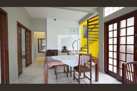 Sala de casa de condomínio para alugar com 2 quartos, 70m² em Agronômica, Florianópolis