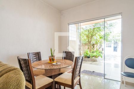 Sala de casa à venda com 4 quartos, 200m² em Medianeira, Porto Alegre