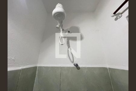 Banheiro de casa para alugar com 1 quarto, 20m² em Vila Dalva, São Paulo