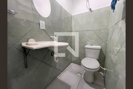 Banheiro de casa para alugar com 1 quarto, 20m² em Vila Dalva, São Paulo