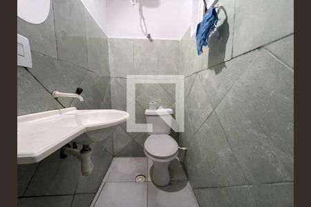 Banheiro de casa para alugar com 1 quarto, 20m² em Vila Dalva, São Paulo