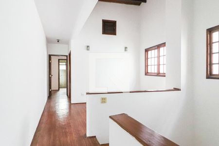 Corredor Quartos de casa para alugar com 3 quartos, 185m² em Jardim Peri Peri, São Paulo