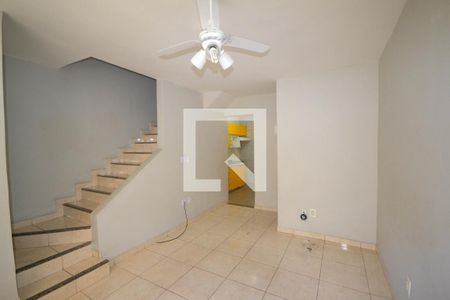 Sala de casa para alugar com 2 quartos, 70m² em Centro, Nova Iguaçu