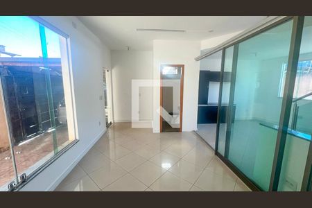 Sala de casa à venda com 3 quartos, 198m² em Novo Glória, Belo Horizonte