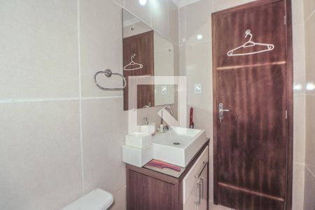 Banheiro de apartamento para alugar com 1 quarto, 52m² em Passo da Areia, Porto Alegre