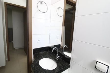 Banheiro Social de apartamento para alugar com 2 quartos, 50m² em Santa Mônica, Uberlândia