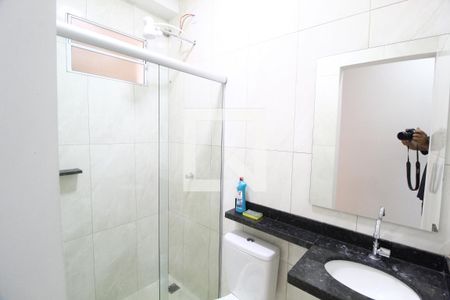 Banheiro de kitnet/studio para alugar com 1 quarto, 20m² em Martins, Uberlândia