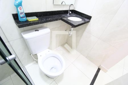 Banheiro de kitnet/studio para alugar com 1 quarto, 20m² em Martins, Uberlândia