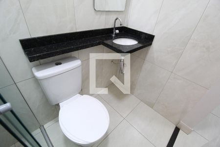 Banheiro de kitnet/studio para alugar com 1 quarto, 20m² em Martins, Uberlândia