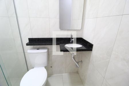 Banheiro de kitnet/studio para alugar com 1 quarto, 20m² em Martins, Uberlândia