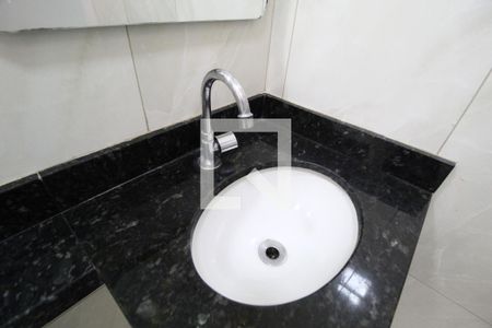 Banheiro de kitnet/studio para alugar com 1 quarto, 20m² em Martins, Uberlândia