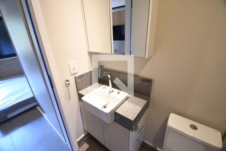 Banheiro de kitnet/studio para alugar com 1 quarto, 17m² em Cidade Universitária, Campinas