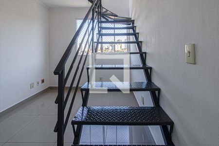 Escada de apartamento para alugar com 3 quartos, 83m² em Vila Água Funda, São Paulo