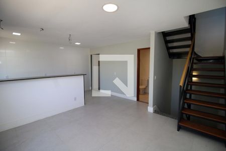 Sala de casa de condomínio para alugar com 1 quarto, 97m² em Irajá, Rio de Janeiro