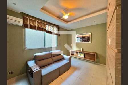 Sala de TV de casa de condomínio à venda com 4 quartos, 320m² em Barra da Tijuca, Rio de Janeiro