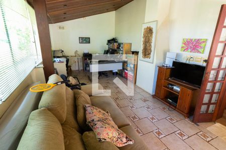 SALA DE TV de casa de condomínio à venda com 3 quartos, 350m² em Sítios de Recreio Gramado, Campinas