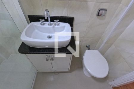 Banheiro de apartamento para alugar com 1 quarto, 60m² em José Menino, Santos