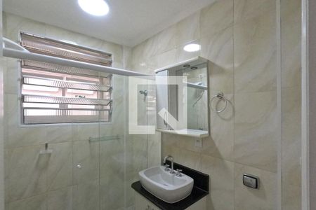 Banheiro de apartamento para alugar com 1 quarto, 60m² em José Menino, Santos