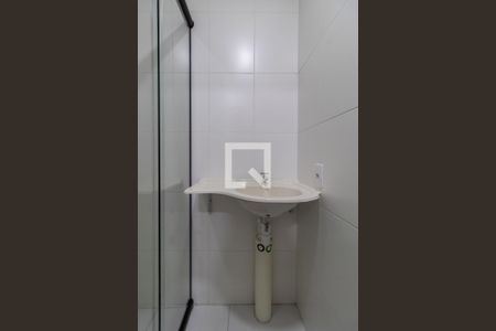 Banheiro de kitnet/studio para alugar com 1 quarto, 27m² em Conjunto Residencial José Bonifácio, São Paulo