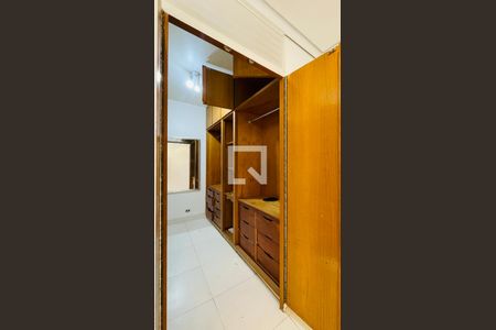 Closet do Quarto 1 de casa para alugar com 4 quartos, 250m² em Jardim Santa Francisca, Guarulhos