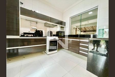 Casa à venda com 3 quartos, 220m² em Nacional, Contagem