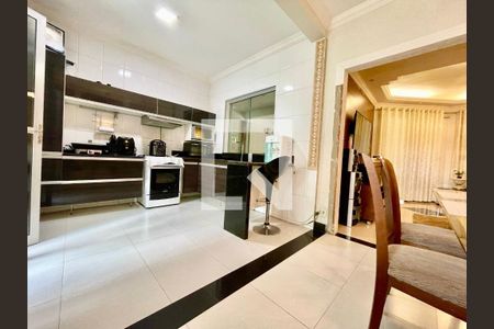 Casa à venda com 3 quartos, 220m² em Nacional, Contagem