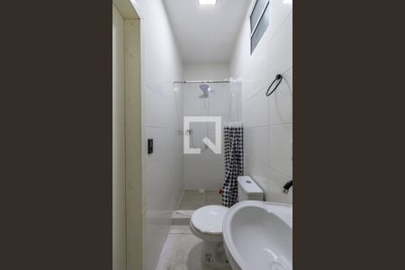 Banheiro de kitnet/studio para alugar com 1 quarto, 20m² em Cristal, Porto Alegre