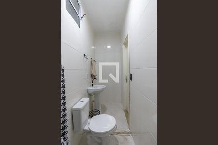 Banheiro de kitnet/studio para alugar com 1 quarto, 20m² em Cristal, Porto Alegre