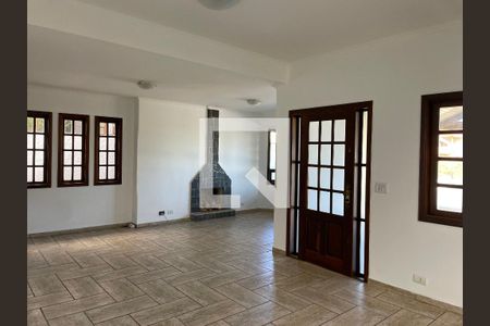 Sala de casa de condomínio para alugar com 4 quartos, 300m² em Rio Cotia, Cotia