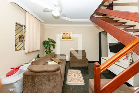 Sala de casa à venda com 3 quartos, 157m² em Cabral, Contagem