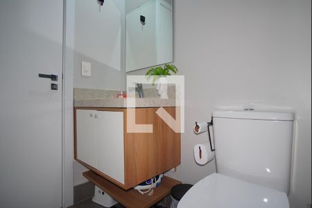 Banheiro da Suíte de apartamento para alugar com 2 quartos, 63m² em São Sebastião, Porto Alegre