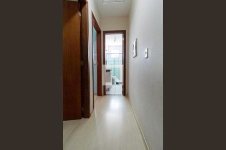 Corredor de casa à venda com 2 quartos, 125m² em Serrano , Belo Horizonte