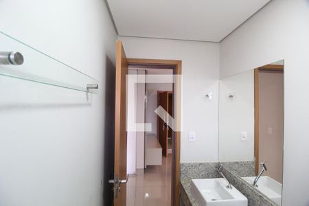 Banheiro Social de apartamento para alugar com 2 quartos, 70m² em Tibery, Uberlândia