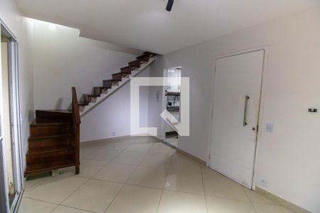 Sala de casa de condomínio para alugar com 2 quartos, 78m² em Maria Paula, Niterói