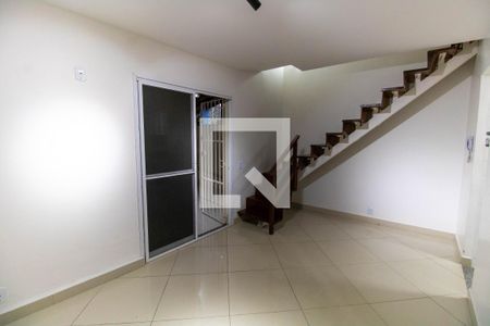 Sala de casa de condomínio para alugar com 2 quartos, 78m² em Maria Paula, Niterói