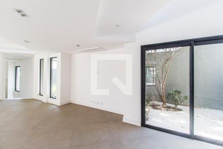 Sala de TV de casa de condomínio à venda com 4 quartos, 598m² em Alphaville Empresarial, Barueri