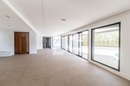 Sala de TV de casa de condomínio à venda com 4 quartos, 598m² em Alphaville Empresarial, Barueri