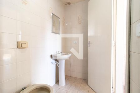 Banheiro de kitnet/studio para alugar com 1 quarto, 18m² em Santa Quiteria, Curitiba