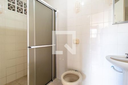 Banheiro de kitnet/studio para alugar com 1 quarto, 18m² em Santa Quiteria, Curitiba