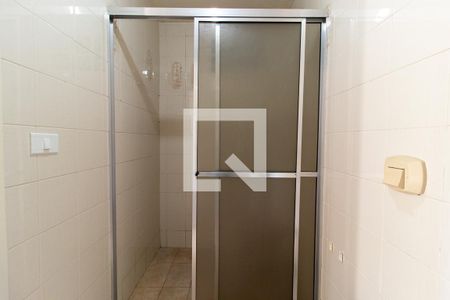 Banheiro de kitnet/studio para alugar com 1 quarto, 18m² em Santa Quiteria, Curitiba