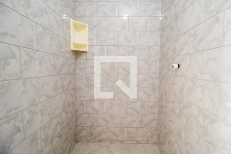 Banheiro de kitnet/studio para alugar com 1 quarto, 18m² em Santa Quiteria, Curitiba